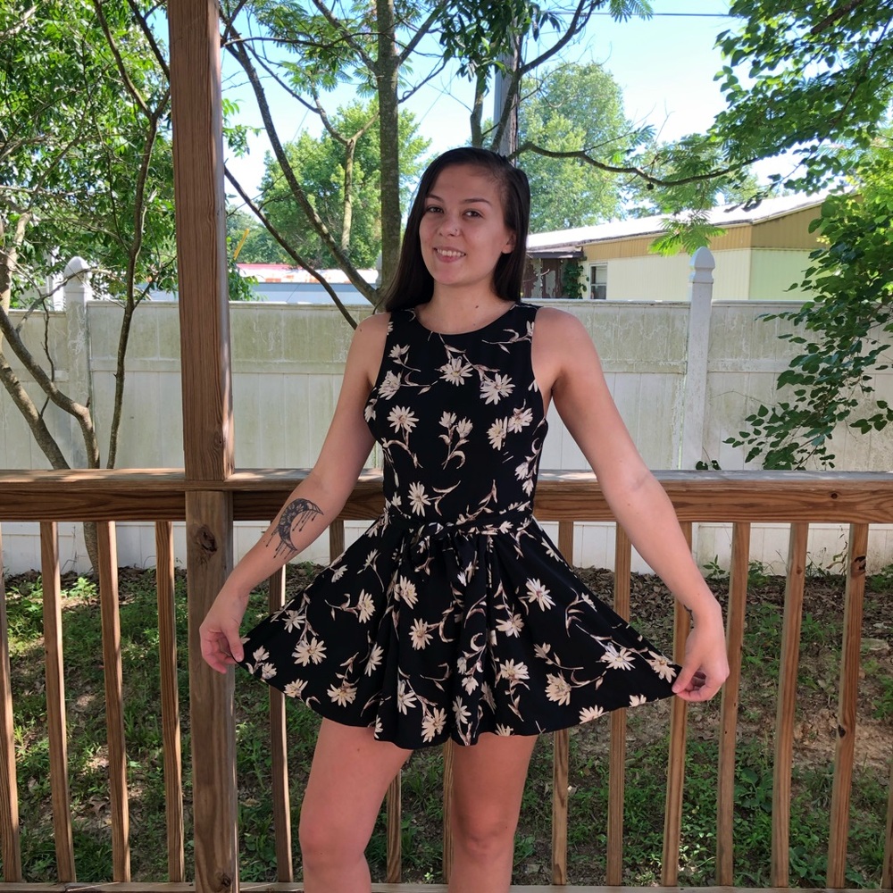 Flowy Backless Romper - Picture 3 of 4